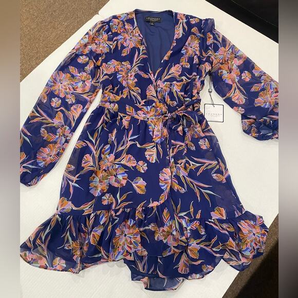 LAUNDRY BY SHELLI SEGAL
CHIFFON FLORAL PRINT WRAP DRESS size 8 (b15) - Picture 8 of 10
